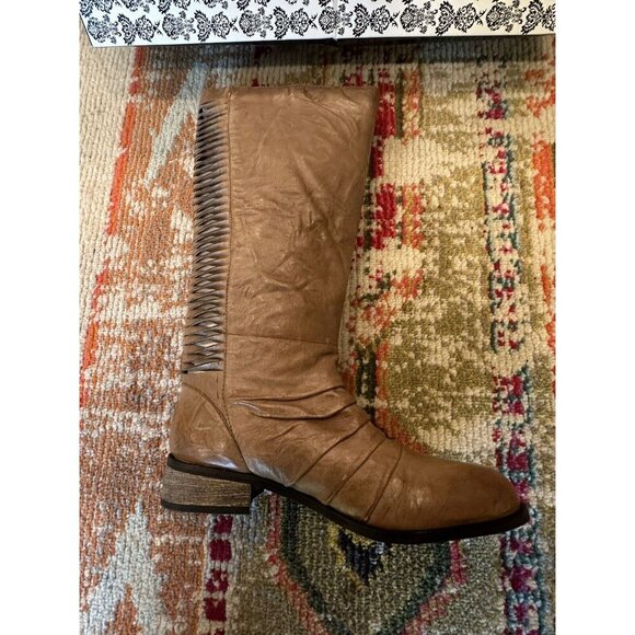 Very Volatile Fringe Taupe Ruched And Shredded Riding Boots Size 7.5 - Picture 5 of 6